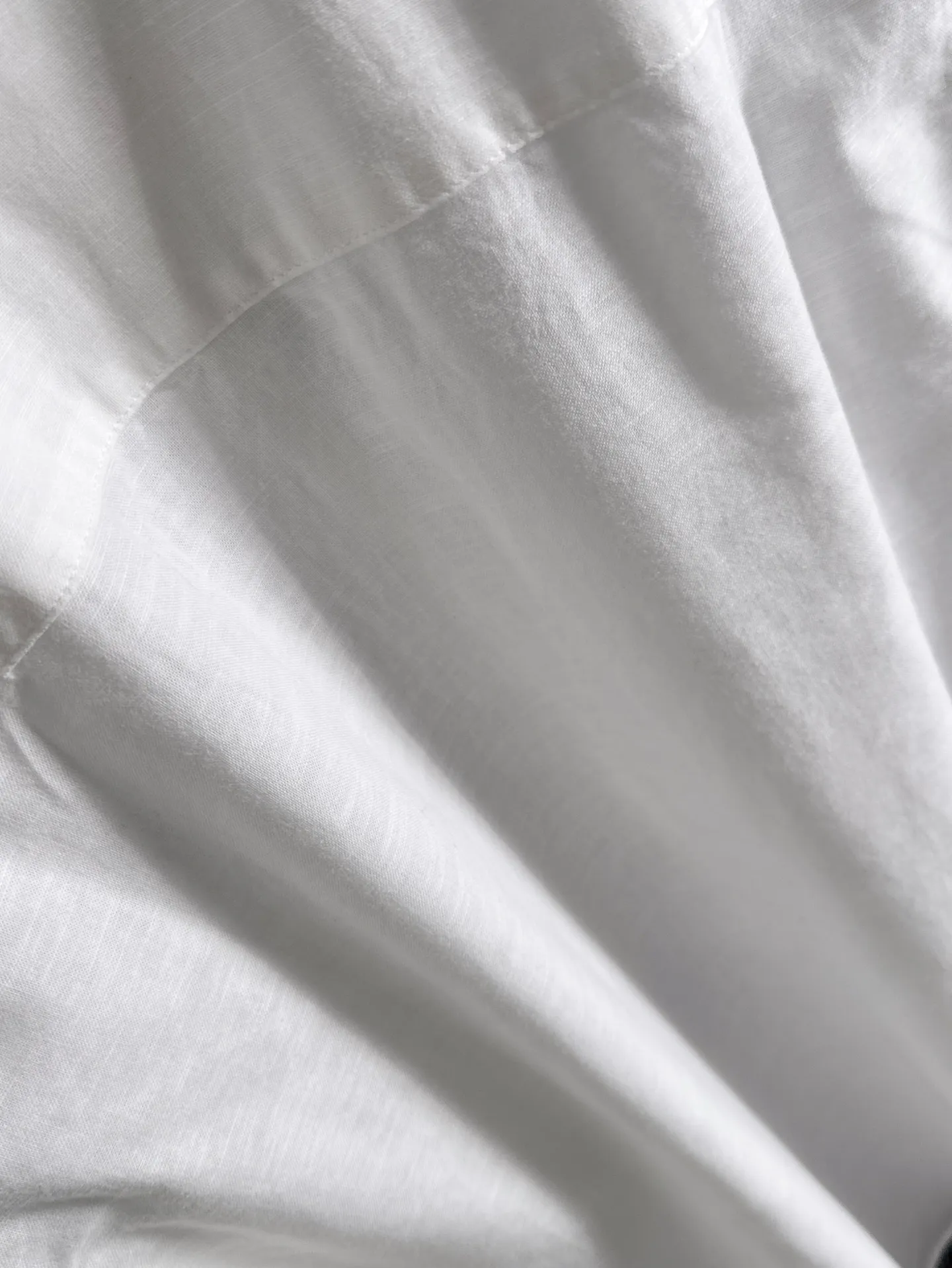 P360 Paul's 2025 new striped shirt, a versatile long-sleeved shirt for business and leisure. After a new style interpretation, with eye-catching earth tones, the fashion trend index of the entire shirt immediately soared! Made of imported 100% poplin cotton material, the light, silky and glossy silk fabric properties bring an unusual high-end visual sense. Needless to say, the upper body comfort is hand-cut. The pattern of the rear horizontal bar is restored, which is the only difference in the market! Technological electrostatic pressure spraying machine. The fluff is attracted by the plant body due to the different electric potential. It accelerates vertically and flies up to the pattern that has been scraped and primed. It is then dried in a high-temperature pipe oven to increase the fastness. The fashionable small pointed collar is paired with a flat-angle hem design, the overall simplicity and ability! Size: M-3XL